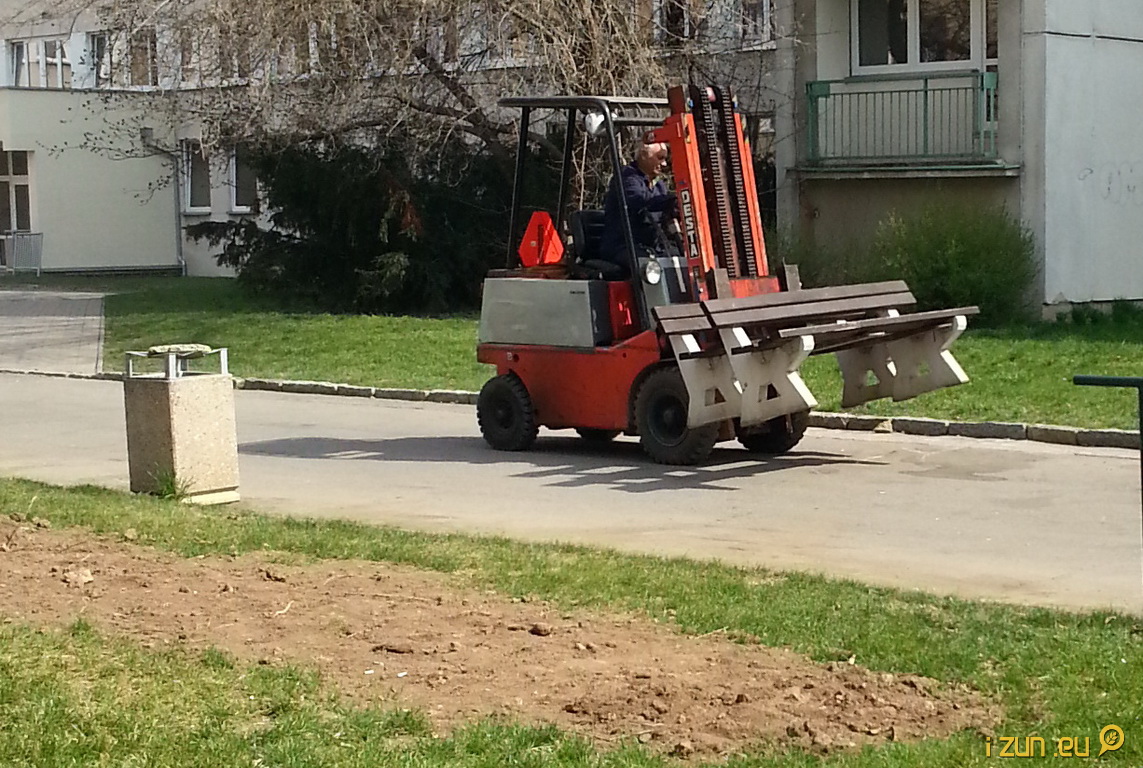 Loňský odvoz laviček Loňský odvoz laviček